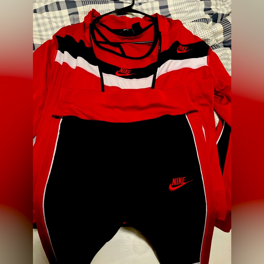 3 piece Nike suit for women size large but fits like a small